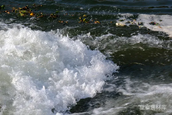 高清摄影 一个男子骑在冲浪板上 surfing在波浪之上