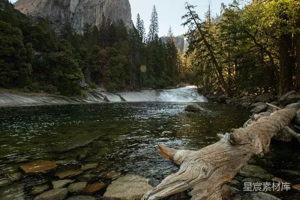 高清摄影 阳光照耀在一座山和一条河上