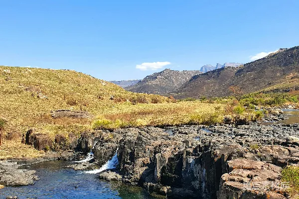 高清摄影 一条河流穿过山谷