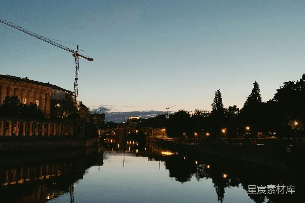 高清摄影 夕阳下树木的轮廓近水处
