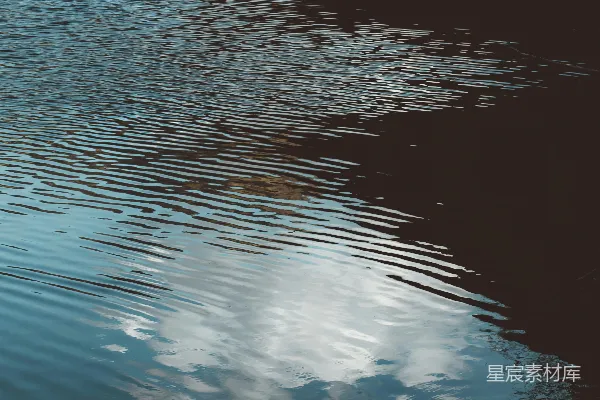 高清摄影 白天的平静水域