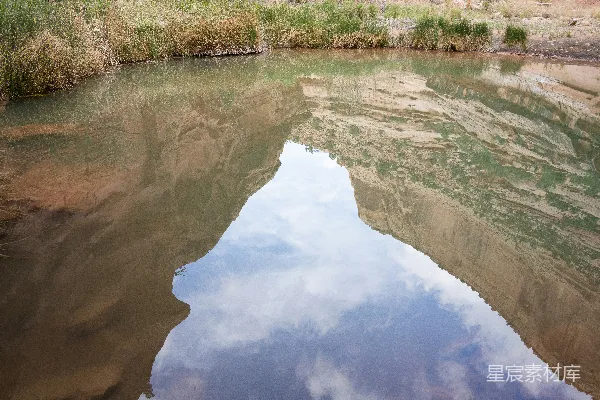 高清摄影 背景中有座山的水域