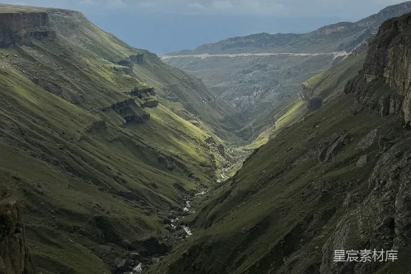高清摄影 一条河流贯穿了一个被山峦环绕的山谷