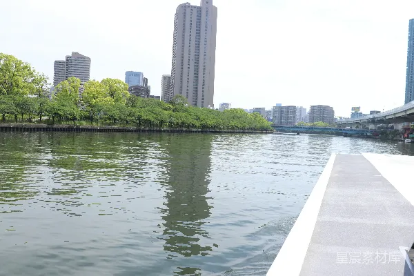 高清摄影 背景中有建筑的一片水域的景象