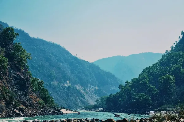 高清摄影 一条河穿谷而过，位于山之间