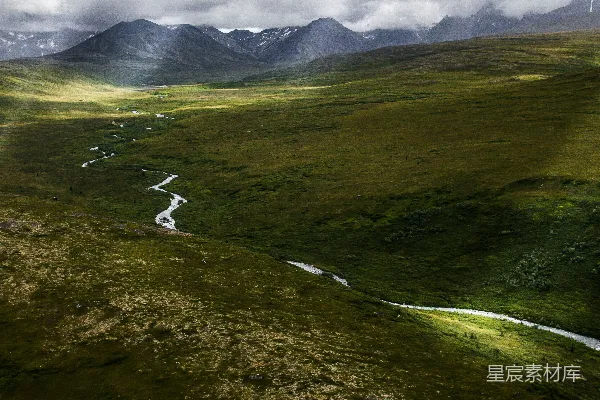 高清摄影 白天绿草遍野，山间美景。