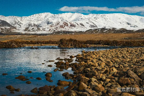 高清摄影 皑皑山影倒映在平静的河水中。
