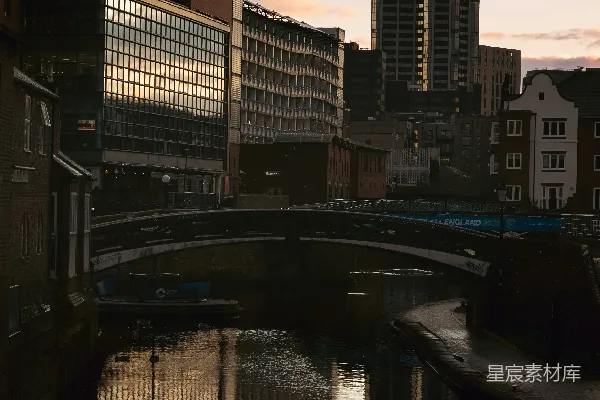 高清摄影 城市的风景在傍晚时分倒映在平静的水面上。