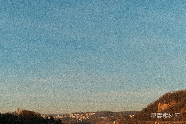高清摄影 平静的河水倒映着蓝天白云和远处的山峦。