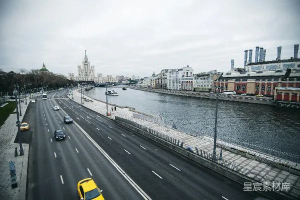 高清摄影 道路上白天行驶的车辆