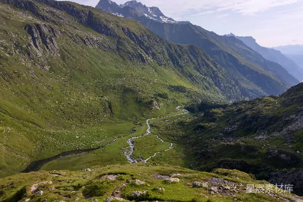 高清摄影 山谷中蜿蜒的道路