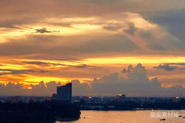 高清摄影 水边有建筑和背景的夕阳