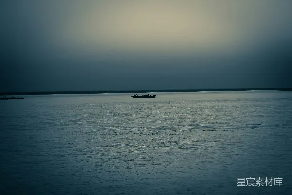 高清摄影 白天海上的一艘船