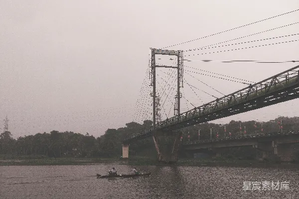 高清摄影 水面上一座桥上有一条船
