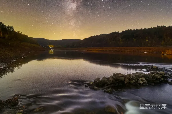 高清摄影 夜空繁星点点，映衬在水面上。