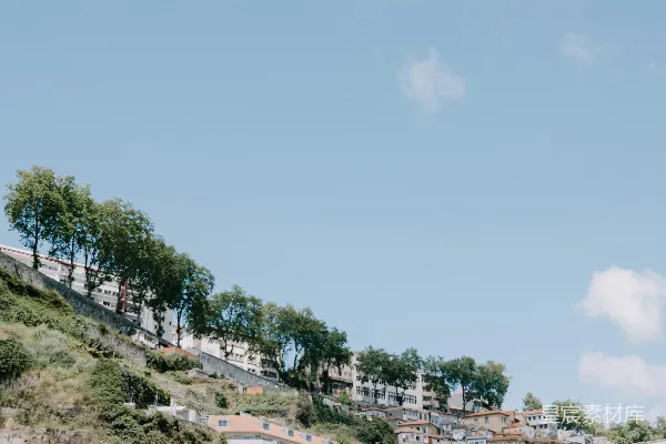 高清摄影 河景，远处有建筑的山丘。