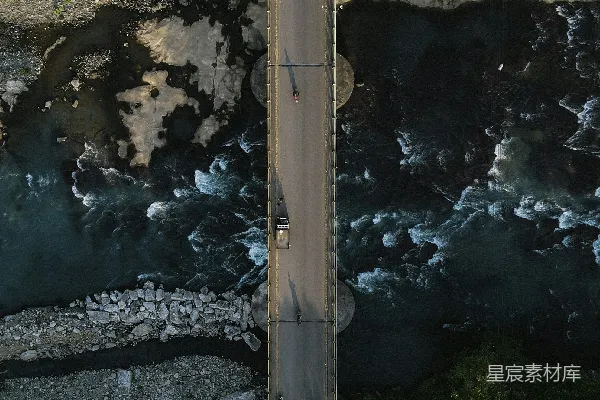 高清摄影 一条道路附近的水体的空中俯视图