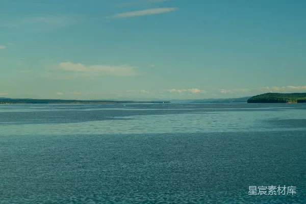 高清摄影 远处有陆地的海水。