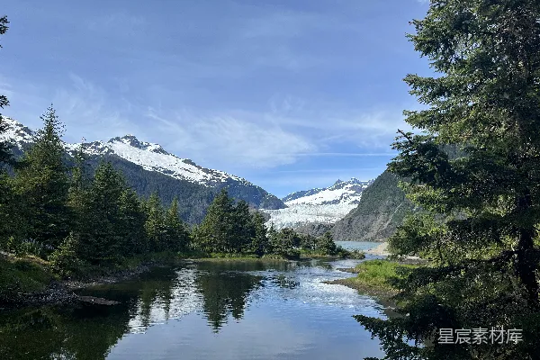 高清摄影 一个被树木和山环绕的湖泊