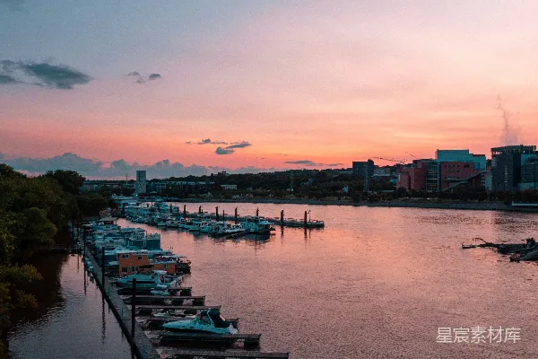 高清摄影 夕阳下的港湾里停满了各式船只