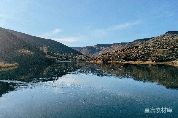 高清摄影 山间白天的湖