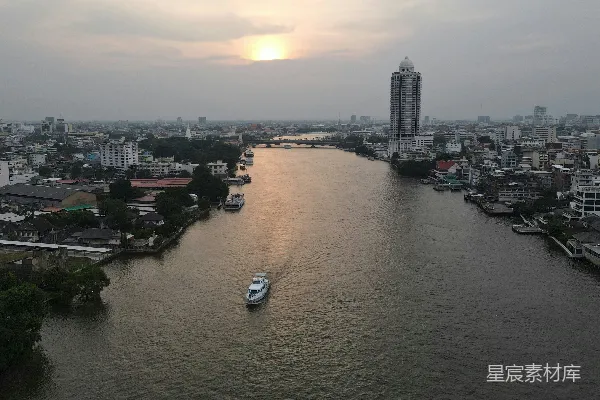 高清摄影 河边有船只和建筑物的河流