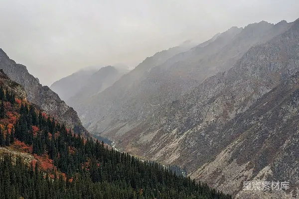 高清摄影 一条山谷中有条河流穿过它