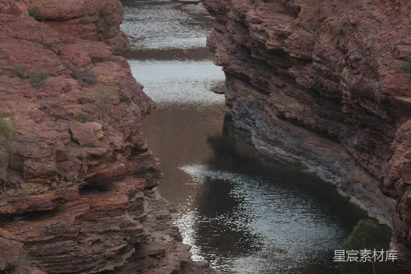 高清摄影 一条河流穿过一座被岩石环绕的峡谷