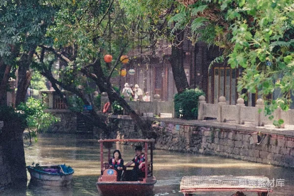 高清摄影 一群人在一艘船上沿着一条河行驶。