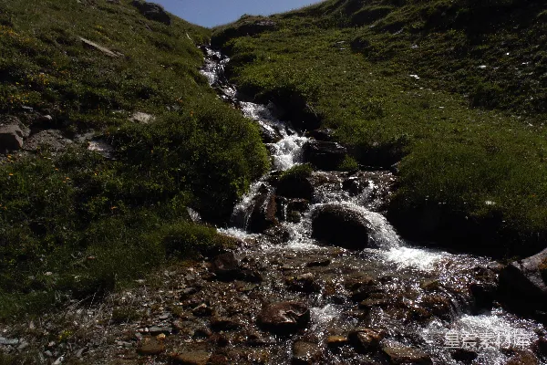 高清摄影 山坡白天形成水墙