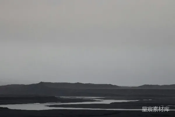 高清摄影 一片被山环绕的大片水域