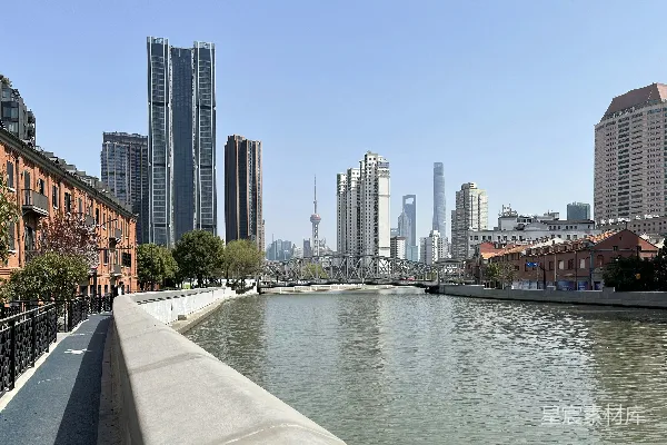 高清摄影 一条河流穿过一座城市旁边有许多高大的建筑物