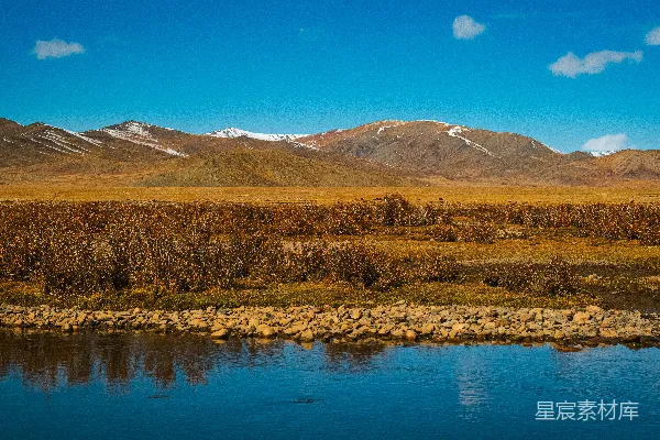 高清摄影 山川之下，河流蜿蜒流淌。
