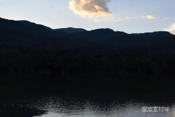 高清摄影 背景有一座山的湖泊