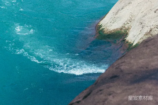 高清摄影 海边一名男子骑在海浪上的冲浪板上