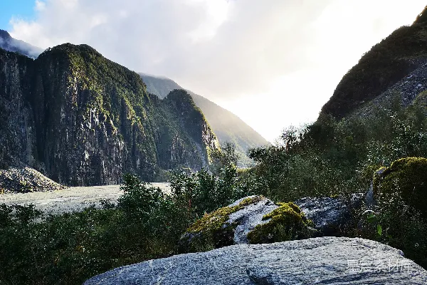 高清摄影 灰岩山峰