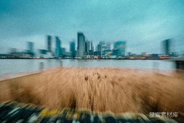 高清摄影 一幅模糊的城市天际线和水域的照片