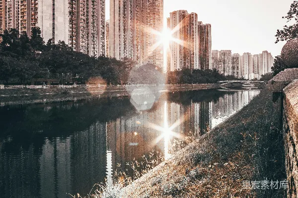 高清摄影 白天阳光透过城市高楼大厦照耀着水面