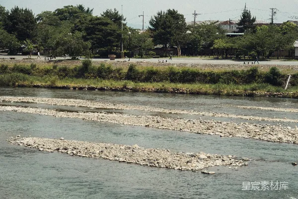 高清摄影 一条河流穿过一片郁郁葱葱的乡村田野