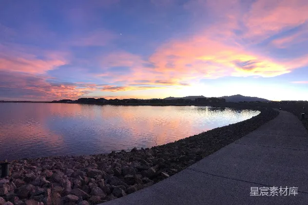 高清摄影 夕阳下的小径通往一片水域