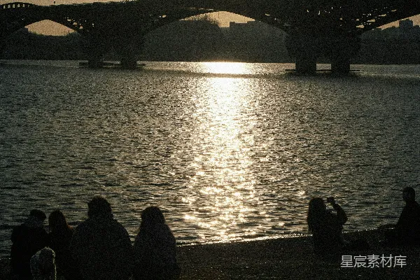 高清摄影 傍晚时分人们 silhouette 靠近水体的轮廓