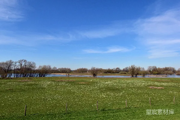 高清摄影 背景有一片草地和湖的场景
