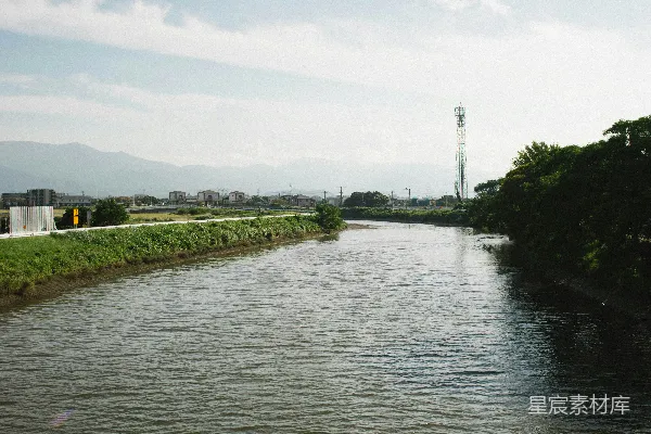 高清摄影 一条河流穿过一片葱郁的乡村风景