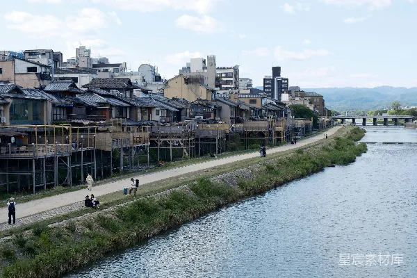 高清摄影 一条河流流经一座城市旁边高楼大厦之间