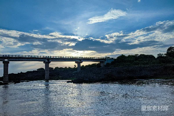 高清摄影 白桥横跨蓝天下白云映照的白天河流