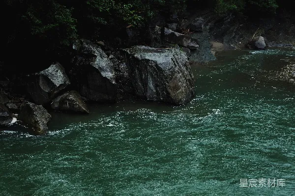 高清摄影 白天灰岩山附近的绿色水域