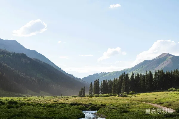 高清摄影 一条河流穿过山谷，背景是山脉。