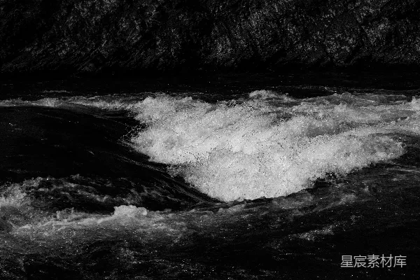高清摄影 白水 Rapids 流淌过黑暗的岩石