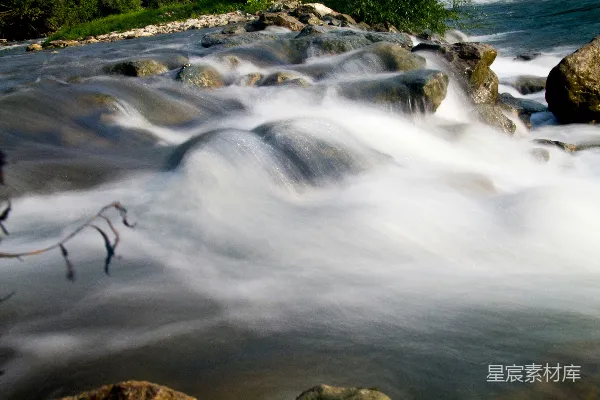 高清摄影 河流中水在岩石上流淌的一道水流