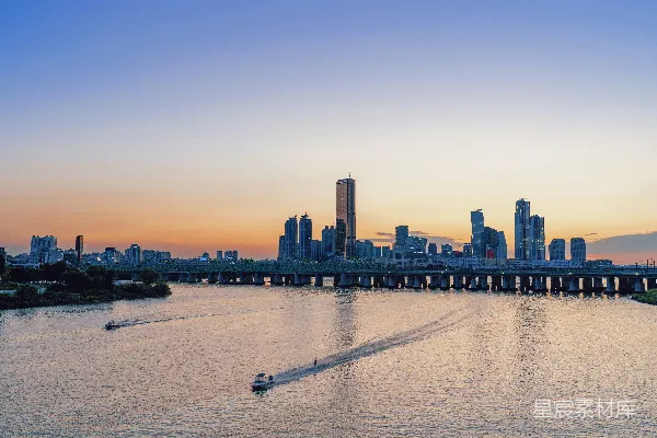 高清摄影 一条河边的城市天际线